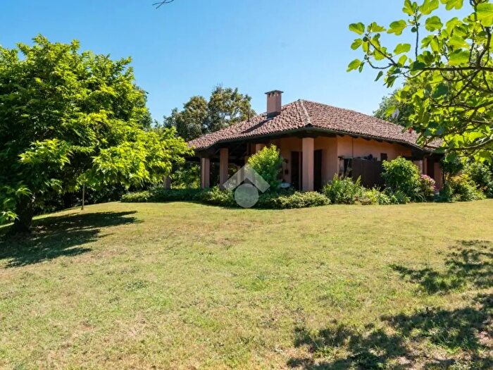 Casa con 8 locali in vendita in Strada Salairolo, Revigliasco D'Asti