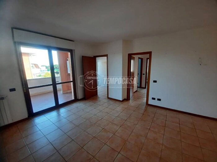 Appartamento trilocale in affitto in Via Airasca, Casalotti, Roma