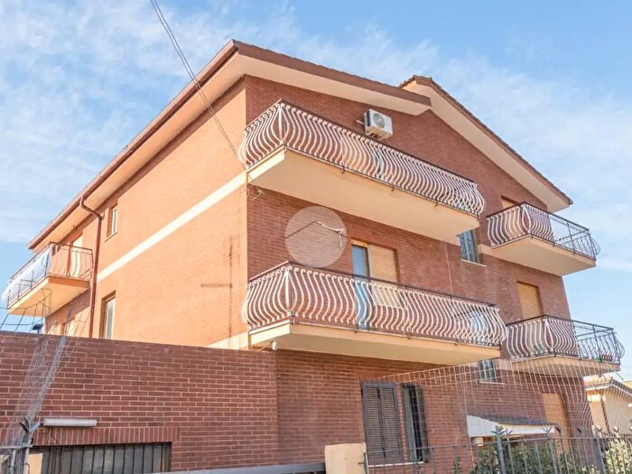 Appartamento trilocale in vendita in Via Frontone, Roma