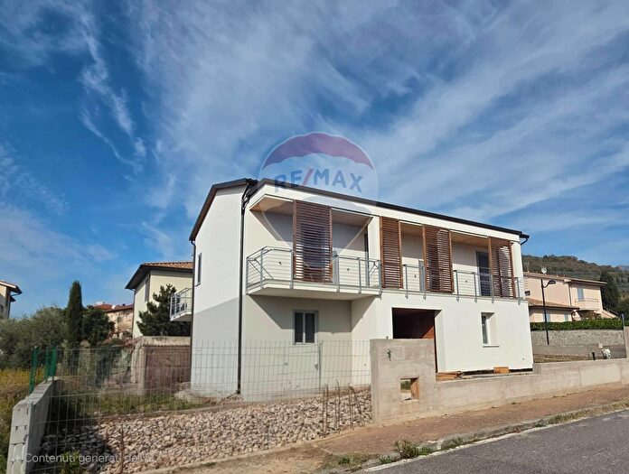 Casa con 5 locali in vendita in Via Bachelet Snc, Loro Ciuffenna