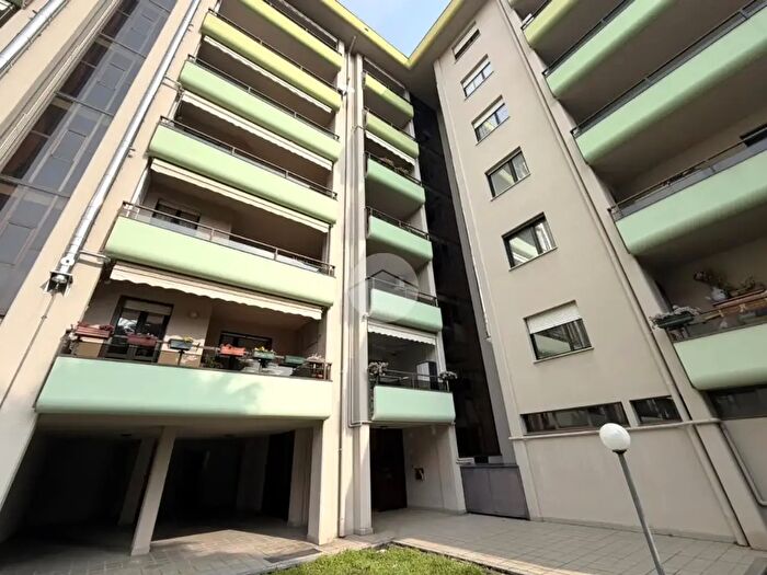 Appartamento con 6 locali in vendita in Via Addis Abeba, Biella