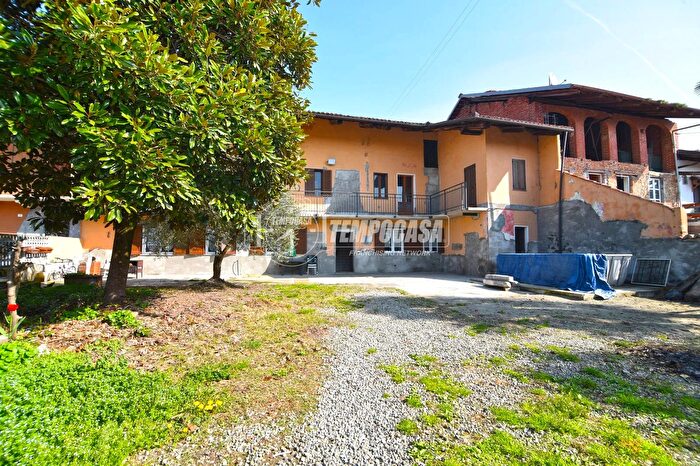 Casa con 8 locali in vendita in Favria