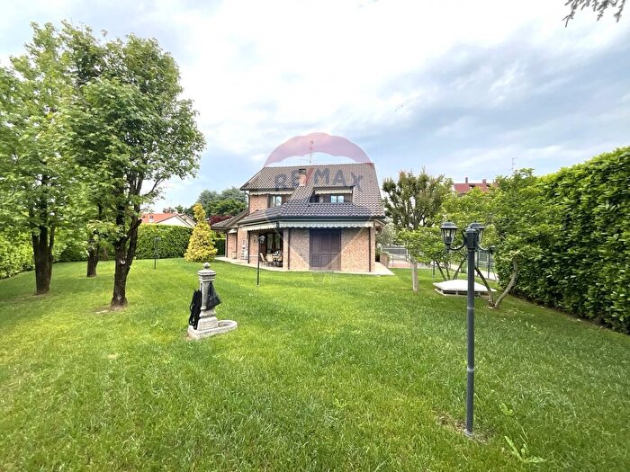 Casa con 6 locali in vendita in Via Enrico Toti, Caronno Pertusella