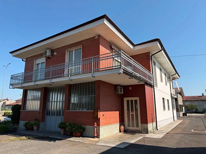 Casa con 8 locali in vendita in Cercenasco