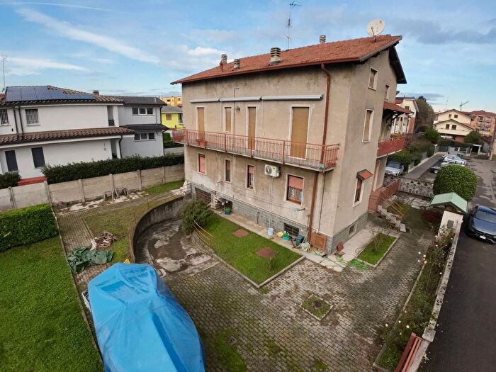 Casa con 6 locali in vendita in Vicolo Gradisca, Caronno Pertusella
