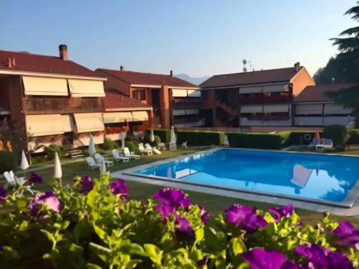 Casa con 5 locali in vendita in Marchirolo