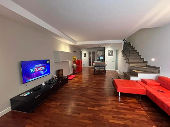 Casa con 7 locali in vendita in Agliana