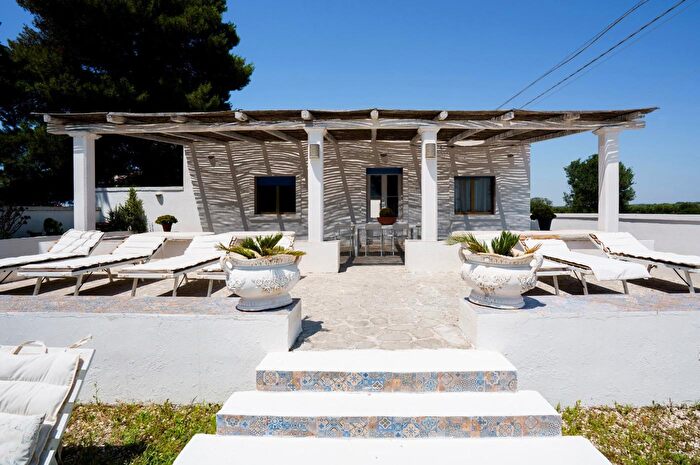 Casa con 11 locali in vendita in Via Pesaro, Manduria