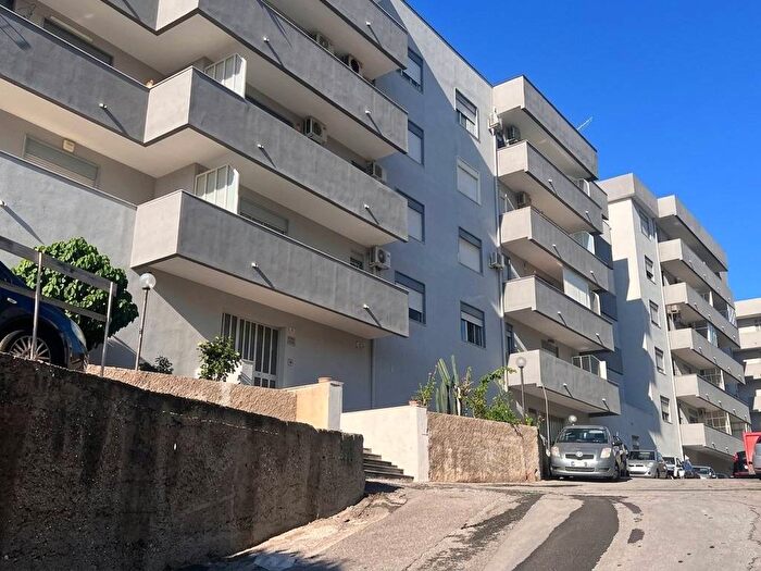Appartamento trilocale in vendita in Via Mirulla, Santa Lucia San Filippo, Messina