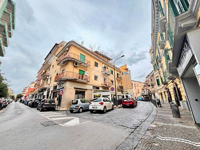 Appartamento trilocale in vendita in Via Carlo E Luigi Giordano, Portici