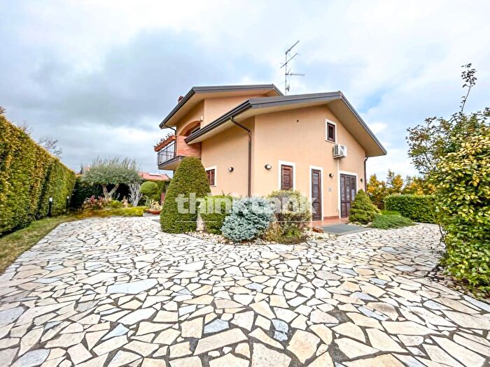 Casa con 8 locali in vendita in Via Santa Maria Annunziata, Pedara