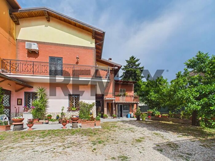 Appartamento con 5 locali in vendita in Via Roma, Formello
