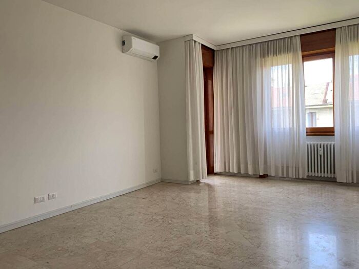 Appartamento trilocale in affitto in Via Bartolomeo Eustachi, Morgagni, Milano