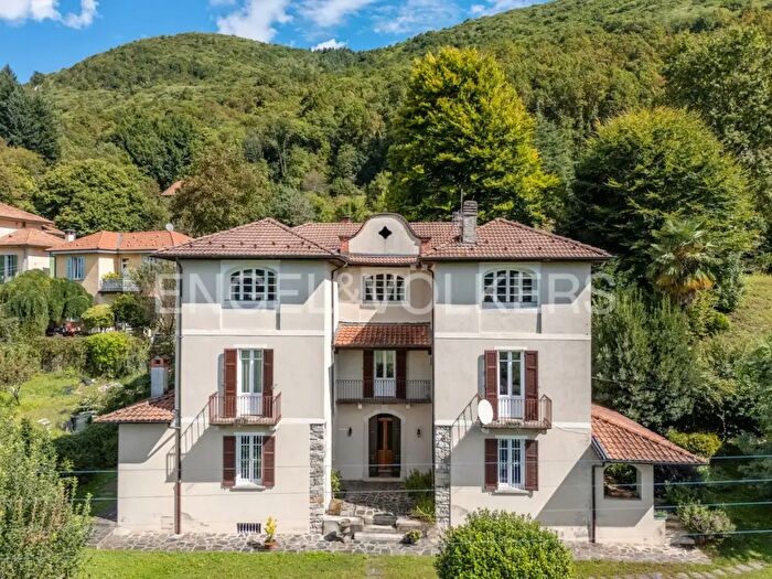 Casa con 9 locali in vendita in Via Cascata, Omegna