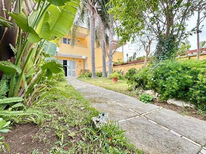 Casa con 8 locali in vendita in Viale dei Pashà, Melendugno