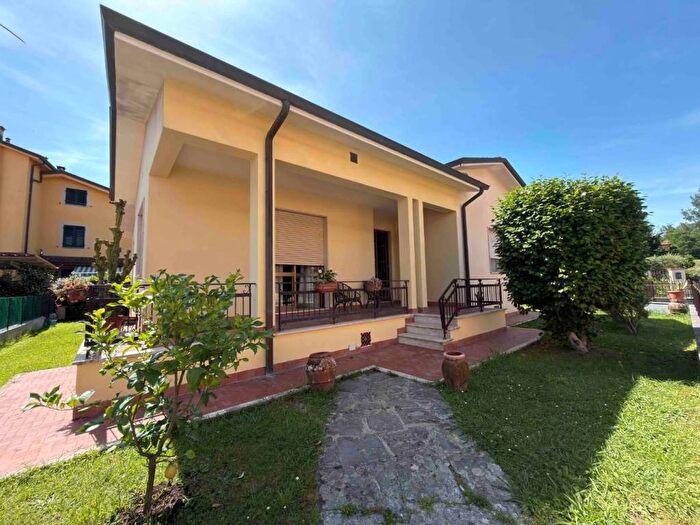 Casa quadrilocale in affitto in Via della Chiesa XI, Nave, Lucca
