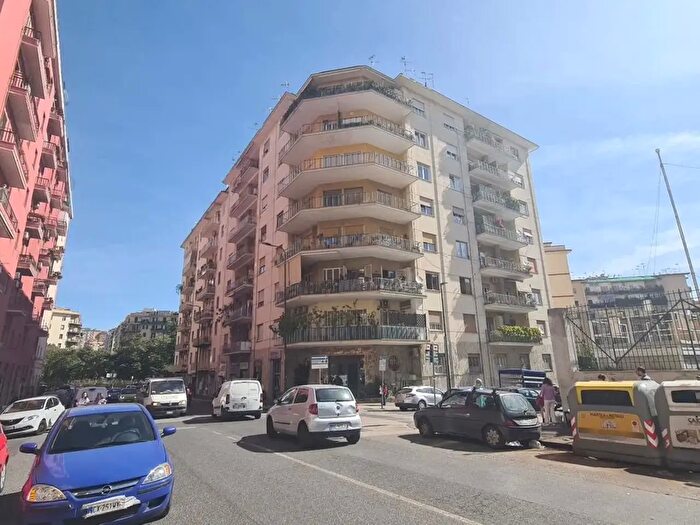 Appartamento con 5 locali in vendita in Via Mario Fiore, Napoli