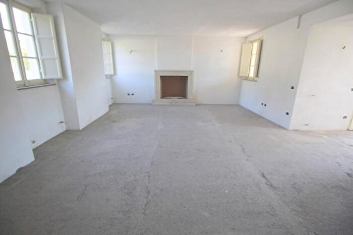 Casa con 6 locali in vendita in Lucca