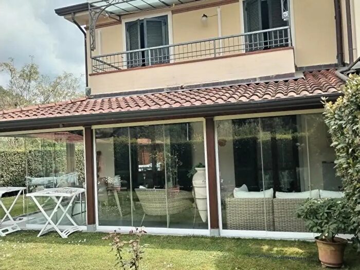 Casa con 5 locali in vendita in Massa