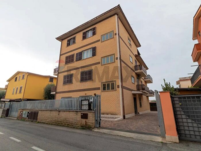 Appartamento quadrilocale in vendita in Via Licata, Roma