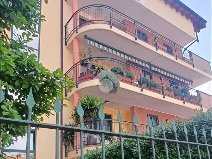 Appartamento trilocale in vendita in Zona Pasubio, Cesano Boscone