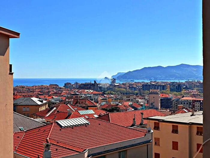 Appartamento quadrilocale in vendita in Via Cigliuti Nicolò, Savona