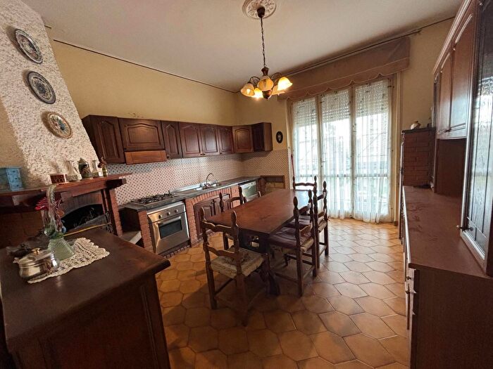 Appartamento con 7 locali in vendita in Massa