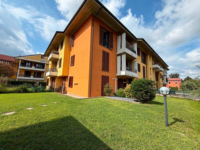 Appartamento trilocale in vendita in Via Papa Giovanni XXIII, Osio Sopra