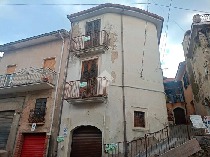 Casa con 5 locali in vendita in Via Pieschi, Montefalcione
