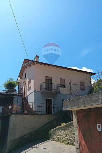 Casa con 6 locali in vendita in Via Roma, Dervio