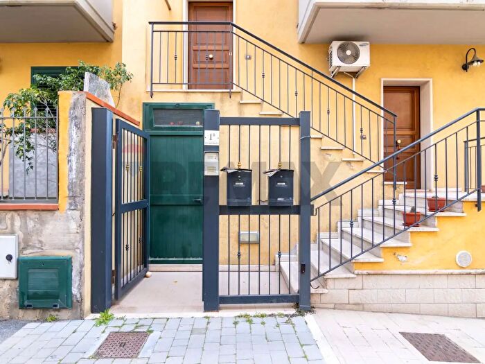 Casa con 16 locali in vendita in Via Carrubbazza, Lentini