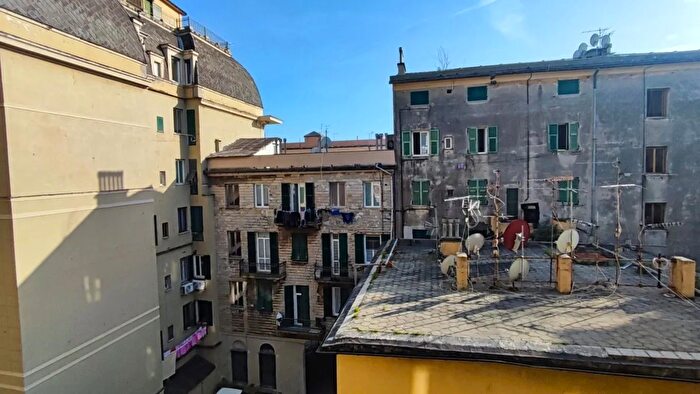 Appartamento con 5 locali in vendita in Via Buranello, Genova