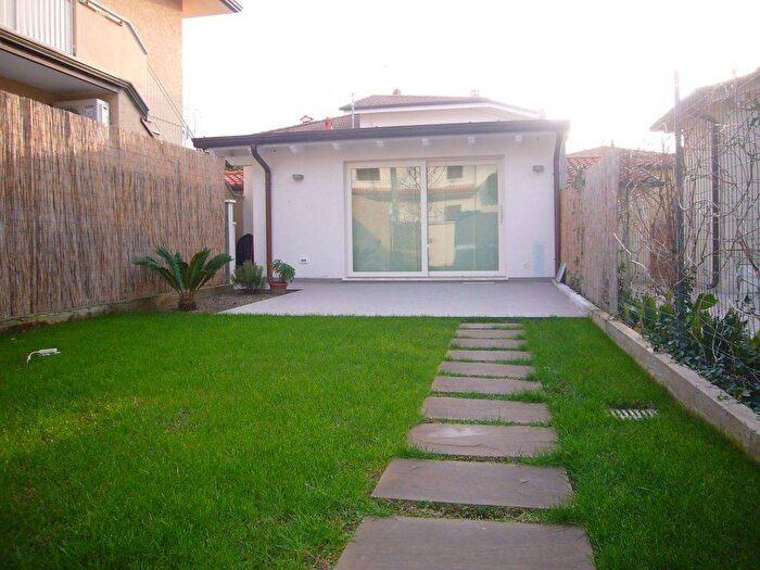 Casa con 5 locali in affitto in Pietrasanta