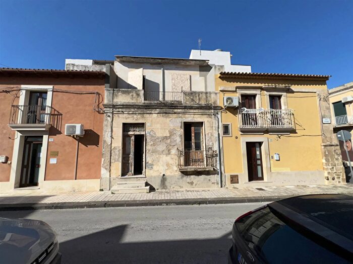 Casa quadrilocale in vendita in Via Roma, Avola