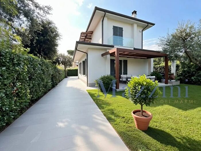 Casa con 9 locali in vendita in Via De Grada, Forte Dei Marmi