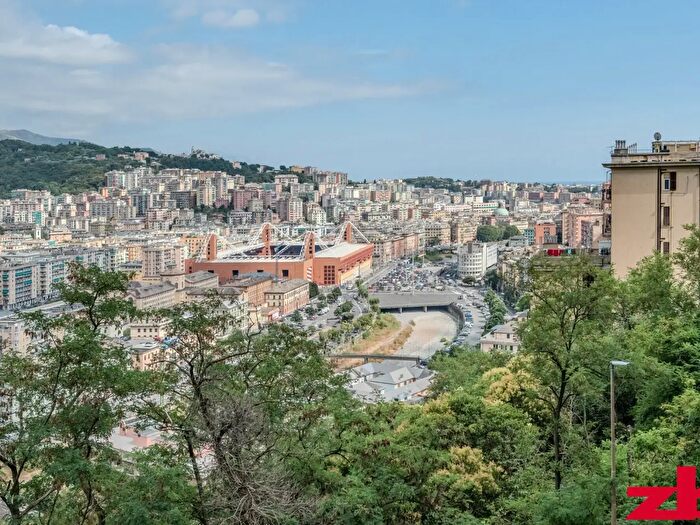 Appartamento con 7 locali in vendita in Via Burlando, Genova