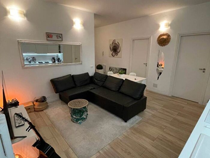 Appartamento trilocale in affitto in Via Bolzano, Rovereto, Milano