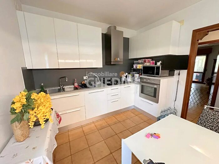 Appartamento con 5 locali in vendita in Godega Di SantUrbano