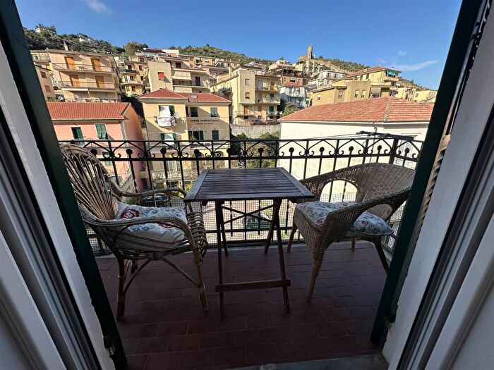 Appartamento trilocale in affitto in Centro, Noli