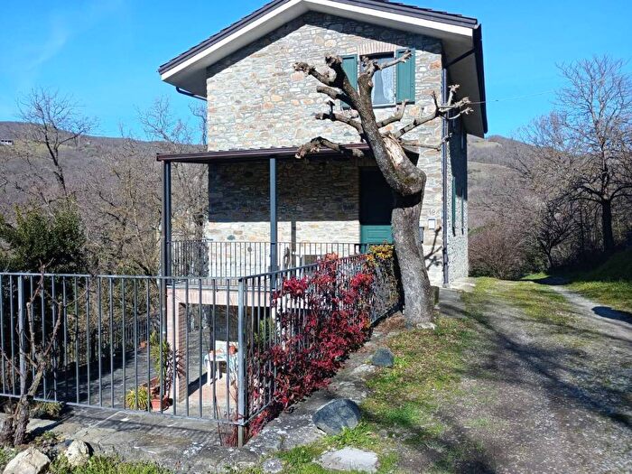 Casa bilocale in affitto in Pradella, Coli