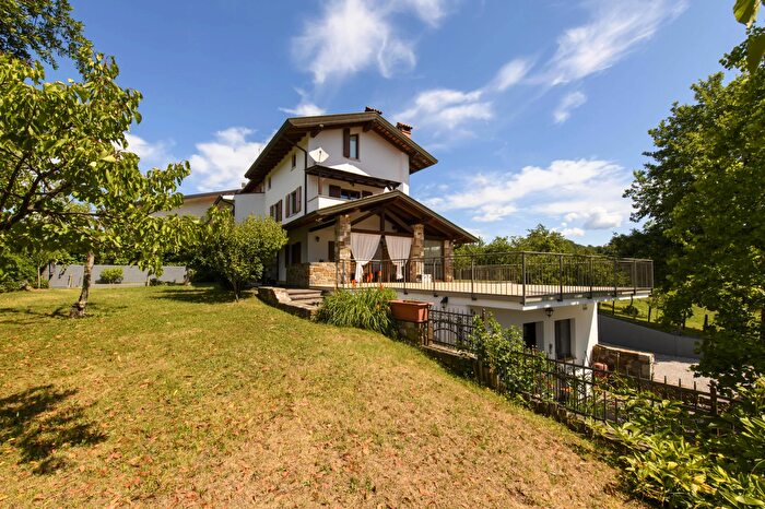 Casa con 9 locali in vendita in San Floriano Del Collio