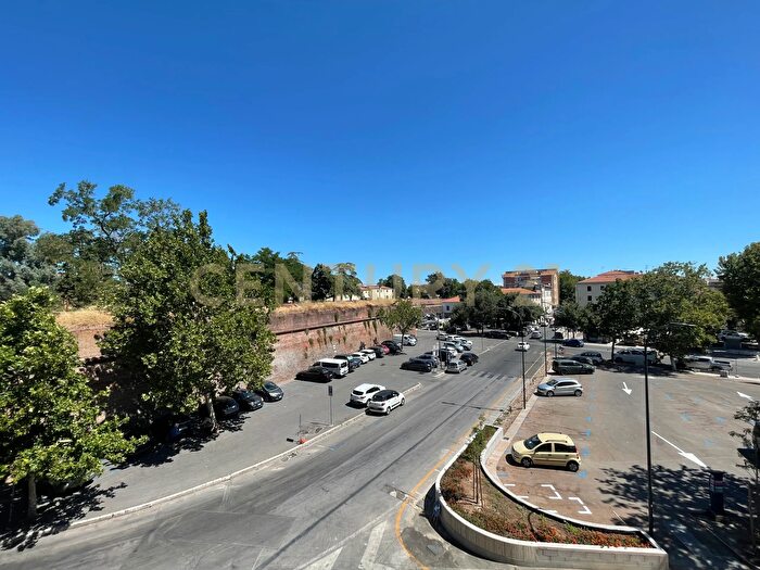 Appartamento con 5 locali in vendita in Piazza Stefano De Maria, Grosseto