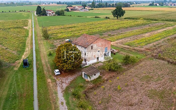 Casa quadrilocale in vendita in Via Magnana Nuova, Cadelbosco Di Sopra