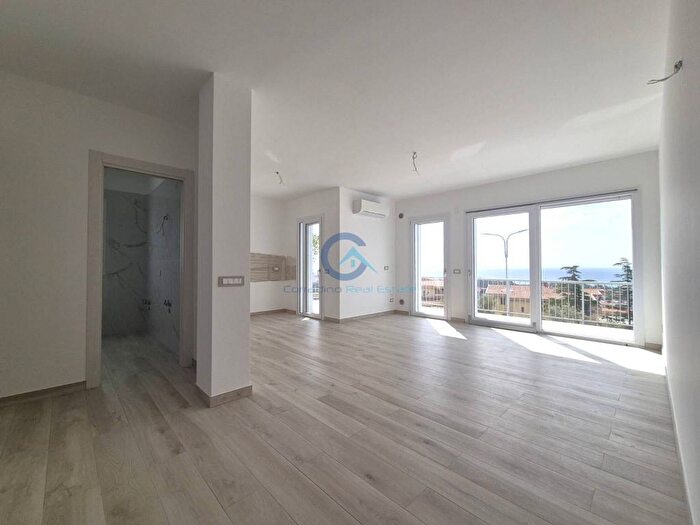 Appartamento trilocale in affitto in Via Antonio Izzi De Falenta, Catanzaro Lido, Catanzaro