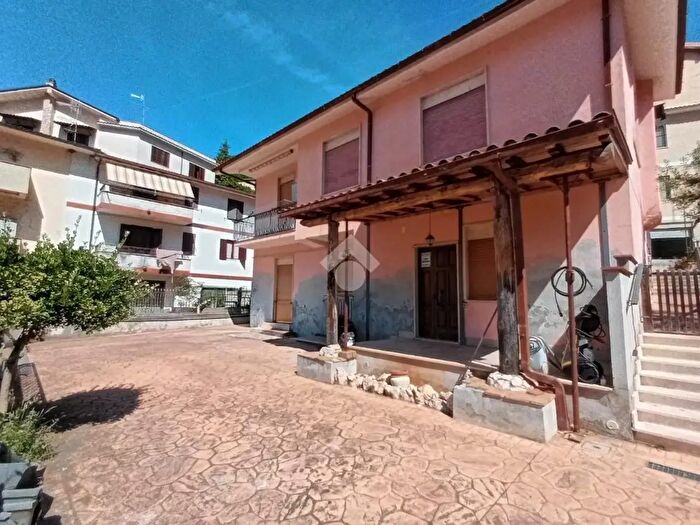 Appartamento trilocale in vendita in Via San Francesco d'Assisi, Olevano Romano