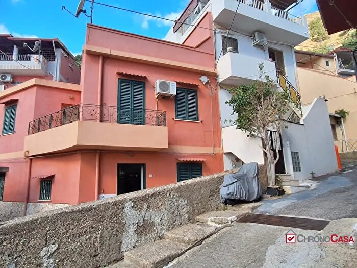 Appartamento con 6 locali in vendita in Santissima Annunziatella, Messina