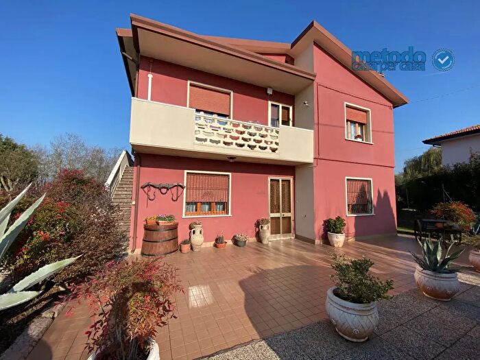Casa con 5 locali in vendita in Pincara