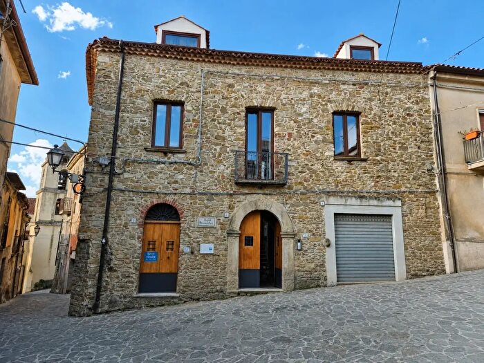 Casa con 5 locali in vendita in Piazza Generale Armando Diaz, Ogliastro Cilento