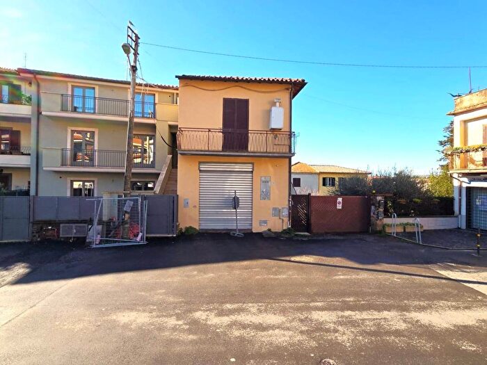 Appartamento trilocale in affitto in Via Novembre, Centro, Trevignano Romano