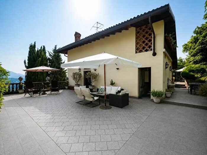 Casa con 8 locali in vendita in Via Belvedere, Montevecchia